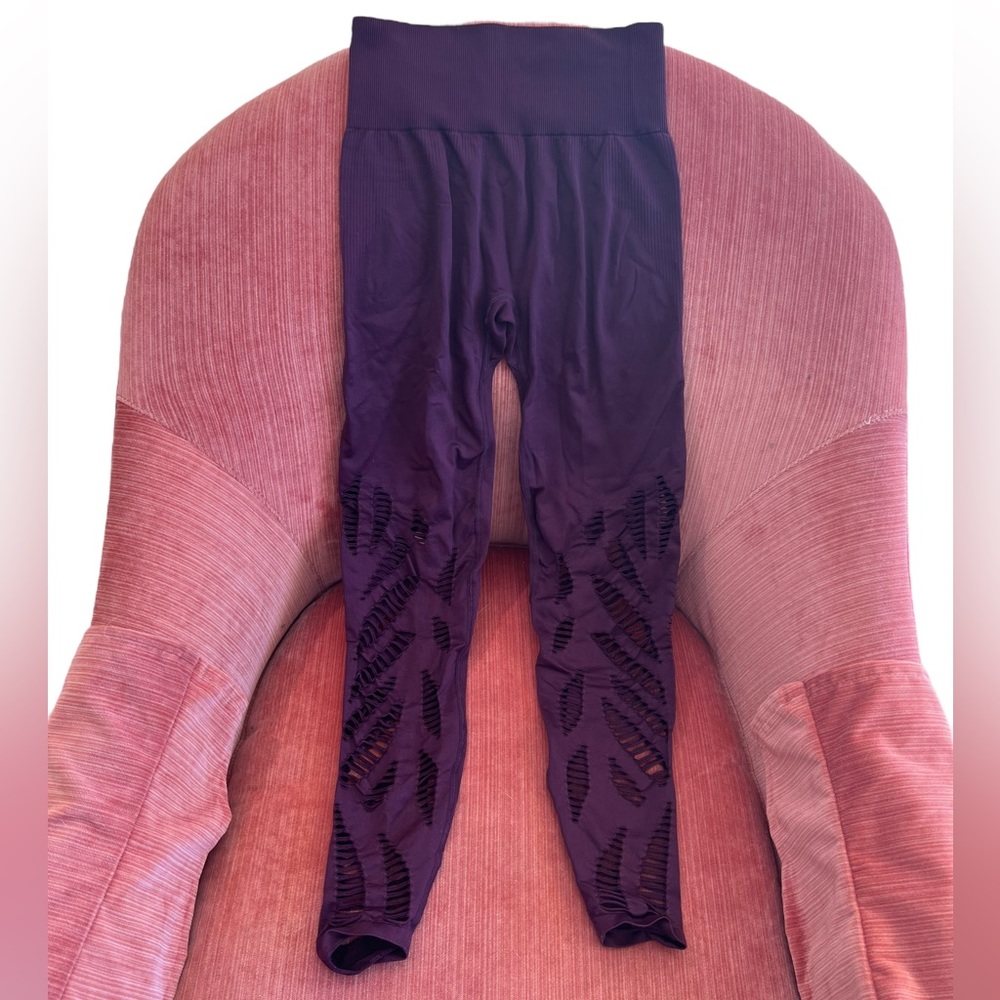 PINK Victoria’s Secret plum burgundy cool & comfy cut out leggings size small